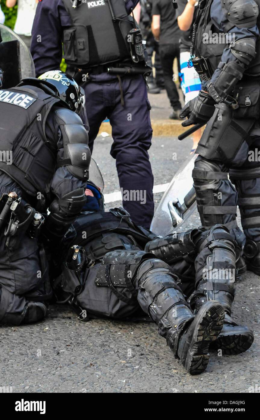 Belfast, Nordirland, 12. Juli 2013 - A PSNI Offizier verletzt ist durch einen großen Stein als Loyalisten Riot Woodvale unterwegs. Bildnachweis: Stephen Barnes/Alamy Live-Nachrichten Stockfoto