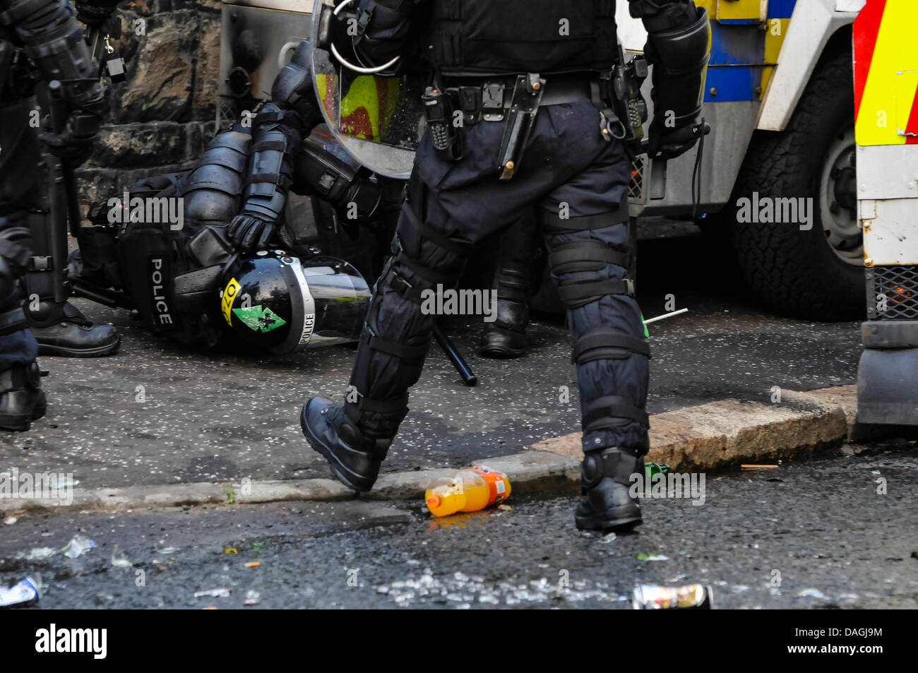 Belfast, Nordirland, 12. Juli 2013 - A PSNI Offizier vom Ziegel als Loyalisten Riot Woodvale unterwegs verletzt. Bildnachweis: Stephen Barnes/Alamy Live-Nachrichten Stockfoto