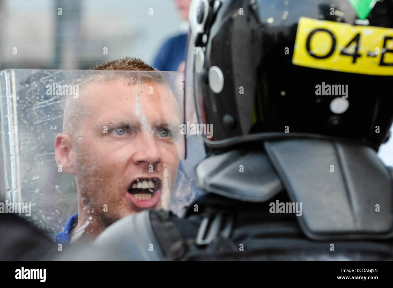 Belfast, Nordirland, 12. Juli 2013 - eine verärgerte Jugend konfrontiert PSNI Offiziere gekleidet in Kampfmontur mit Helme und Schilde in Belfast Credit: Stephen Barnes/Alamy Live News Stockfoto