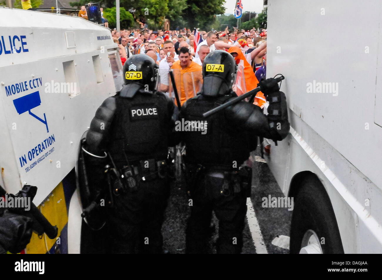 Belfast, Nordirland, 12. Juli 2013 - PSNI Polizist bereitet den Taktstock, wie er von Loyalist Randalierer in Belfast Credit angegriffen wird: Stephen Barnes/Alamy Live News Stockfoto