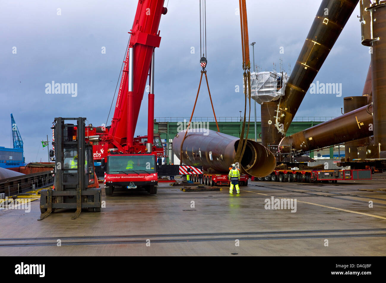 Beladen eines Schiffes mit Rad Leistungskomponenten, Deutschland, Labradorhafen, Bremerhaven Stockfoto