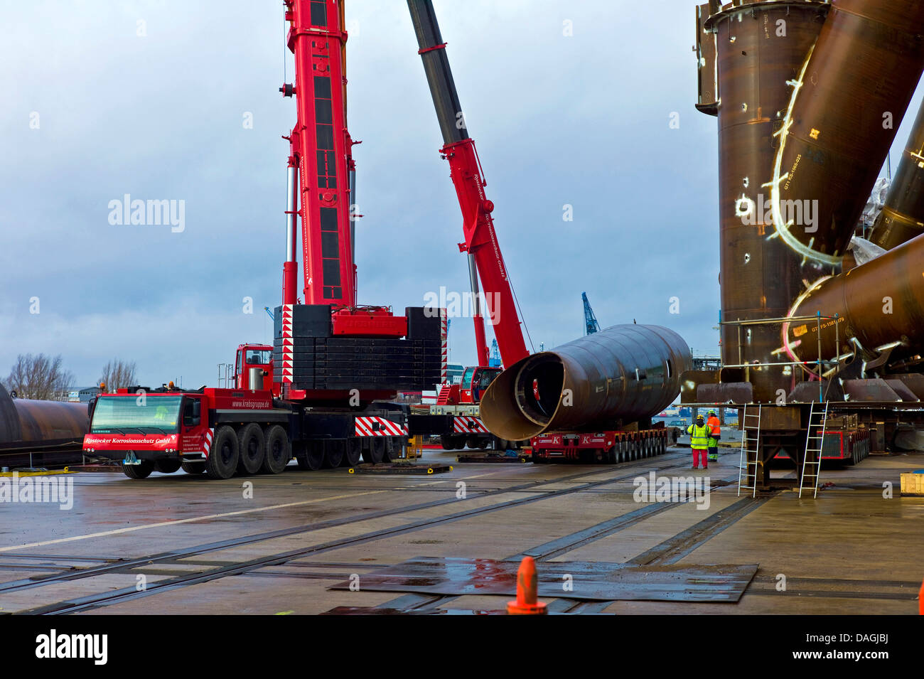 Beladen eines Schiffes mit Rad Leistungskomponenten, Deutschland, Labradorhafen, Bremerhaven Stockfoto