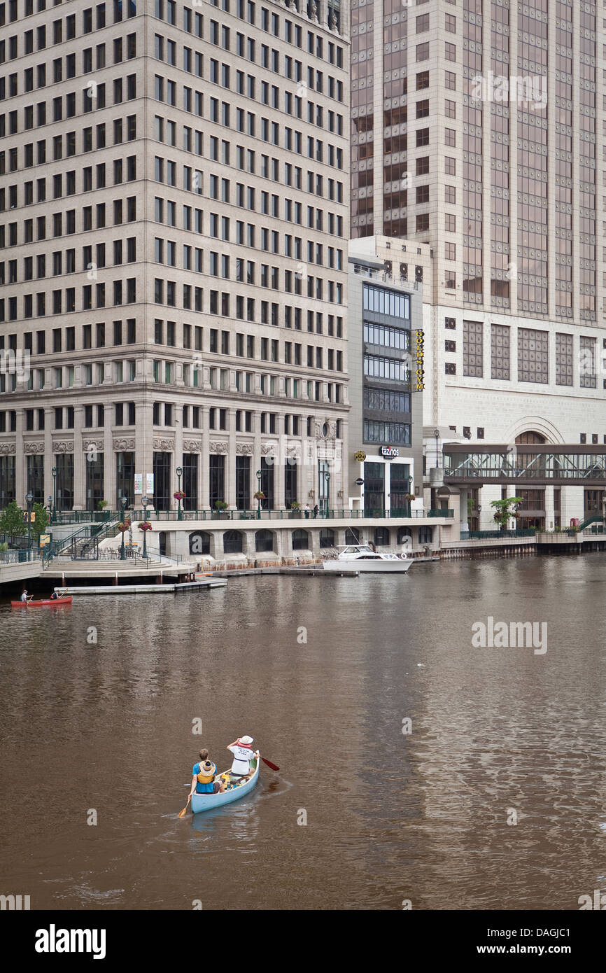 Eine Kanu ist auf des Milwaukee River in Milwaukee zu sehen Stockfoto