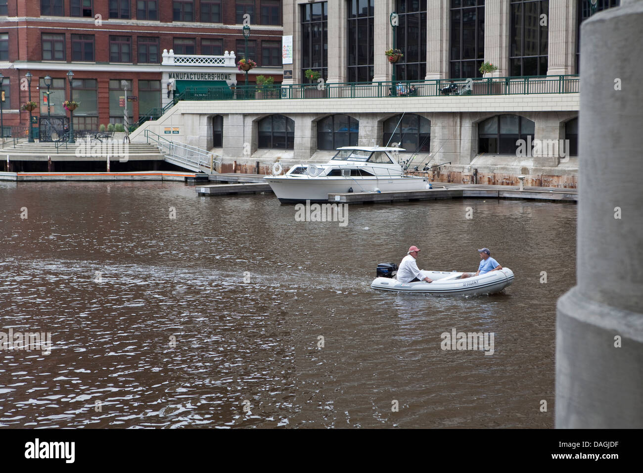 Ein kleines Boot sieht man auf dem Milwaukee River in Milwaukee Stockfoto