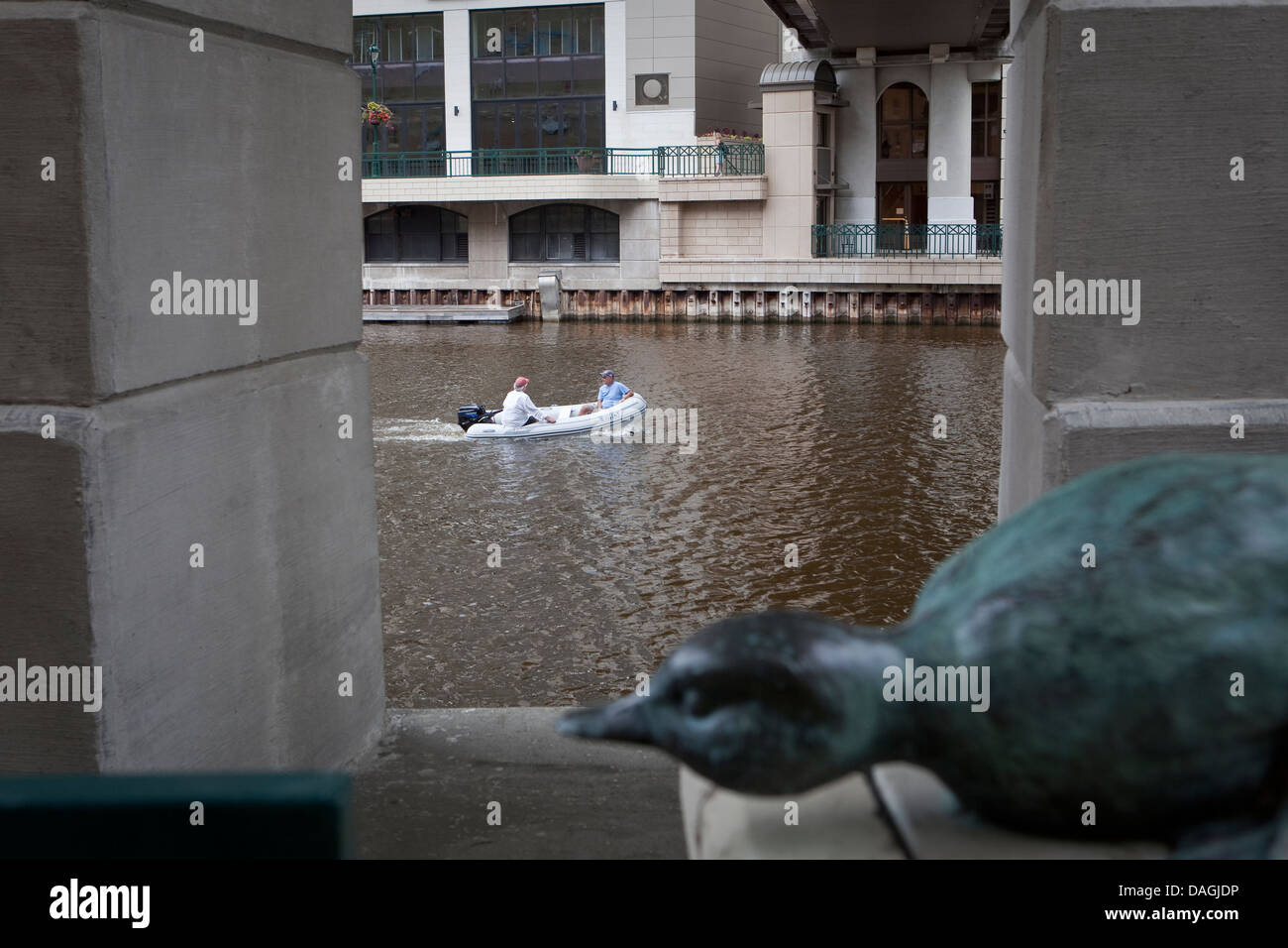 Ein kleines Boot sieht man auf dem Milwaukee River in Milwaukee Stockfoto