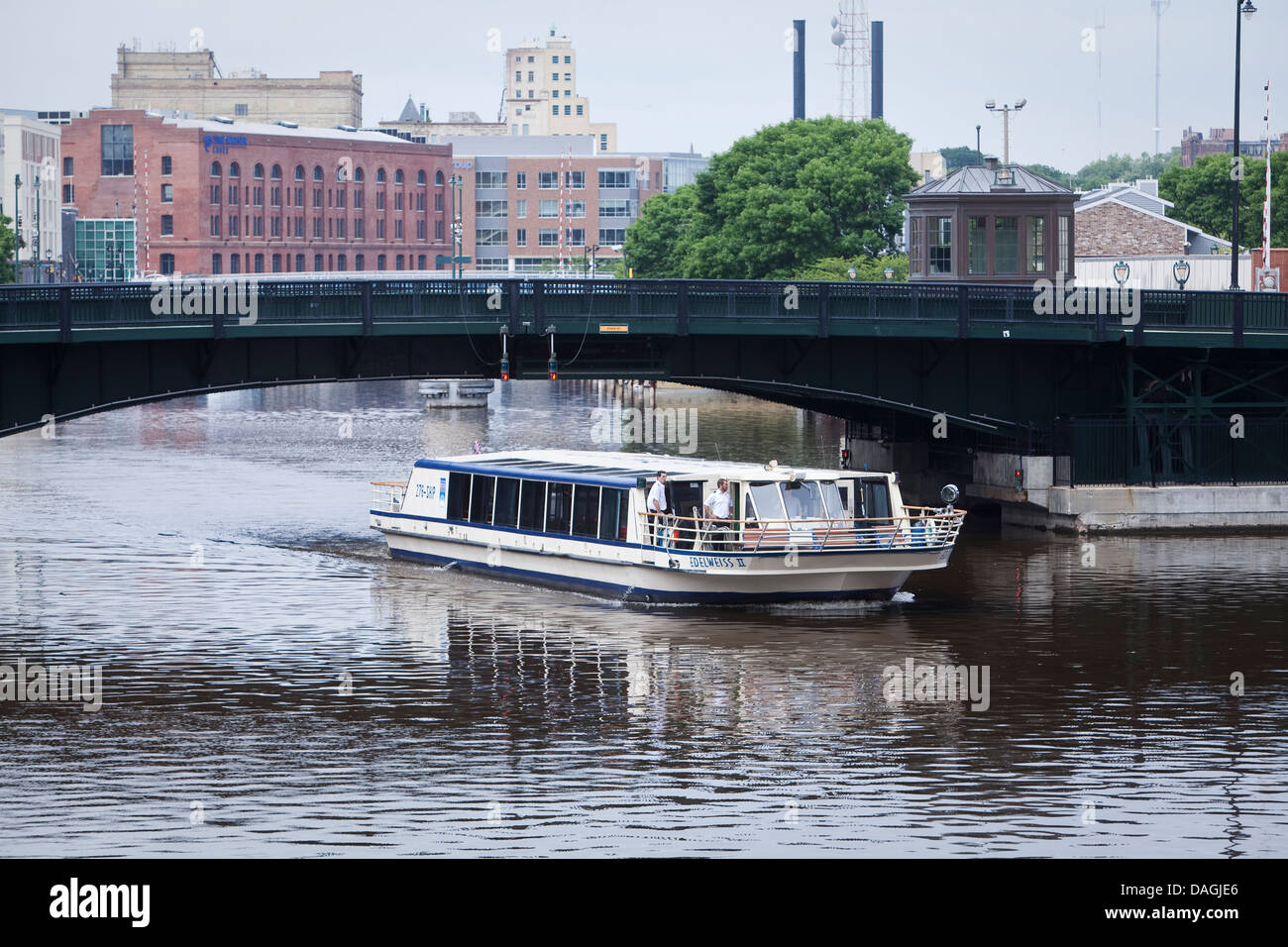 Das Edelweise II europäisch anmutenden Kanal Schiff wird auf des Milwaukee River in Milwaukee gesehen. Stockfoto