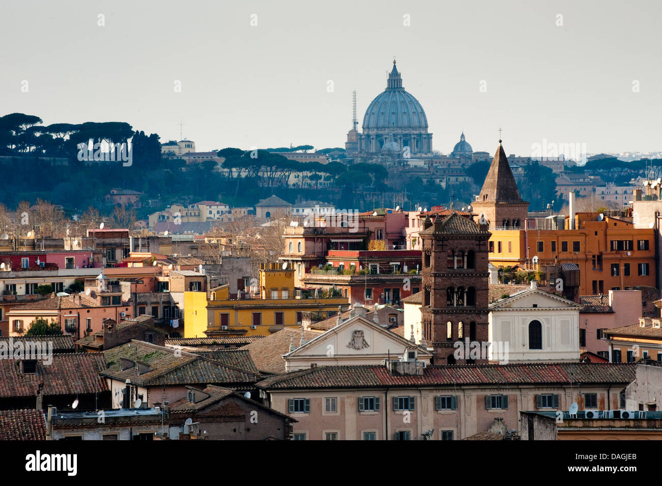 Blick auf den Petersdom über die mittelalterlichen Dächer von Trastevere, Rom, Italien Stockfoto