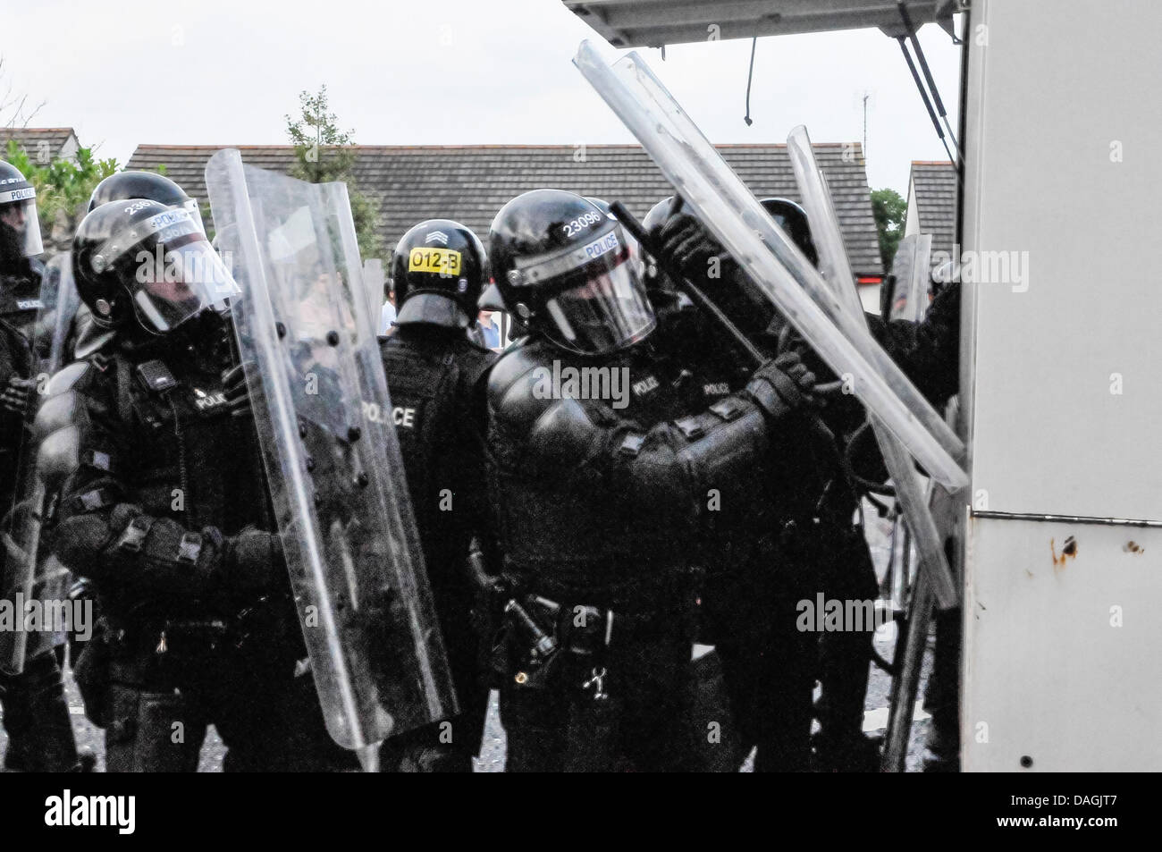 Belfast, Nordirland, 12. Juli 2013 - PSNI Offiziere in Aufruhr Uniformen gekleidet halten Sheilds zum Schutz vor anfliegenden Raketen Credit: Stephen Barnes/Alamy Live News Stockfoto