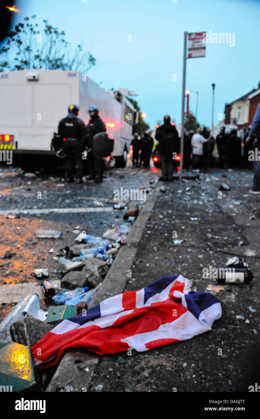 Belfast, Nordirland, 12. Juli 2013 - eine ausrangierte Anschluß-Markierungsfahne auf dem Boden liegt nach Loyalisten auf die Woodvale Straße Kredit Aufruhr: Stephen Barnes/Alamy Live News Stockfoto