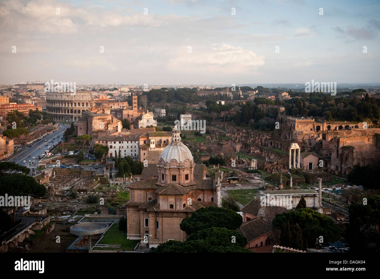 Blick auf das Forum Romanum, das Kolosseum, Rom, Italien Stockfoto