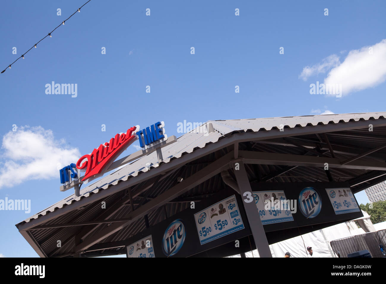 Miller-Logo ist in einer Bar auf der Henry W. Maier Festival Park (Summerfest Grounds) in Milwaukee sehen. Stockfoto