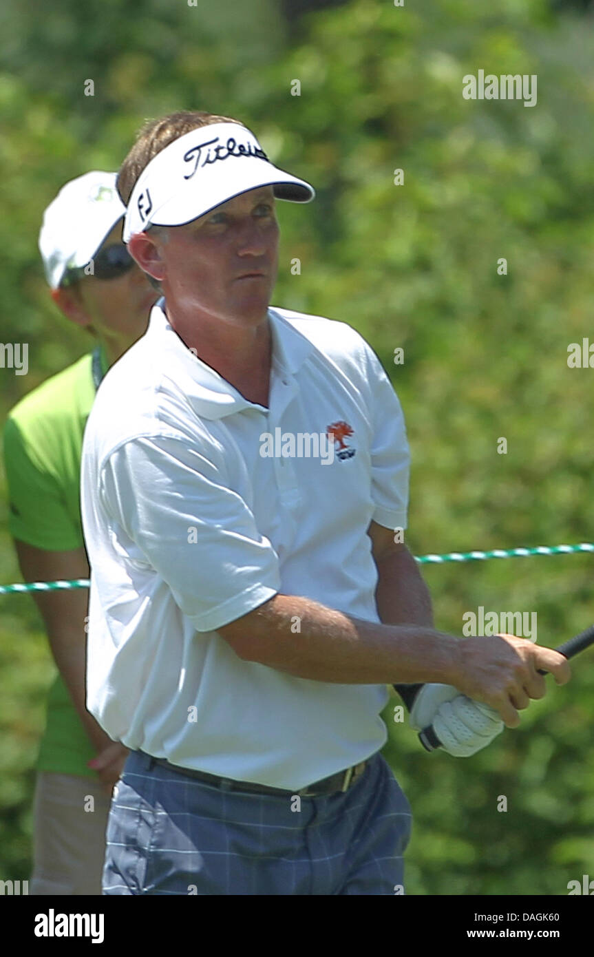 Omaha, Nebraska, USA. 12. Juli 2013.  Willie Wood Uhren seine Fahrt von 4. Loch Abschlag während der 2. Runde Aktion 2013 US Senior Open in Omaha Country Club... Michael Spomer/Cal Sport Media/Alamy Live-Nachrichten Stockfoto