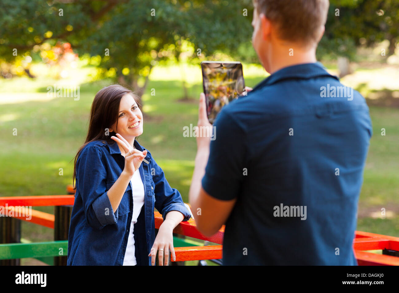 Teenager unter Bild seiner Freundin mit Tablet-PC Stockfoto