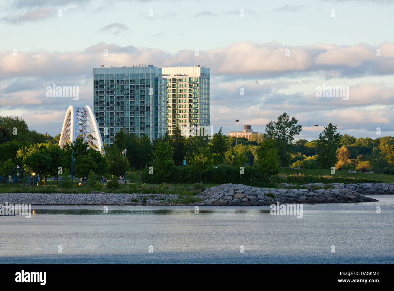 Eigentumswohnungen und Humber Bay Bridge, Toronto, Ontario, Kanada. Stockfoto