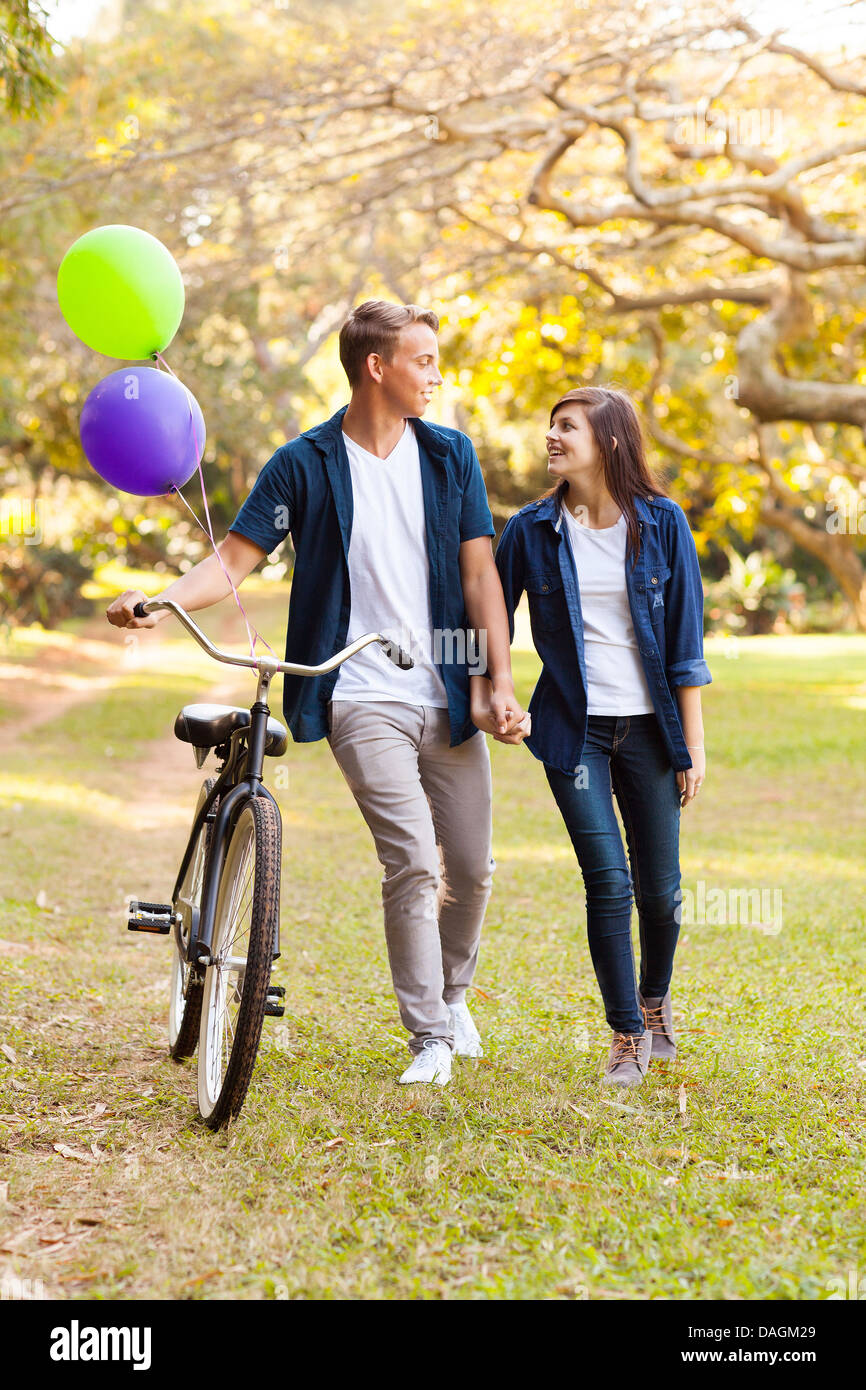 Süße Teenager-Paar mit Fahrrad im freien Hand in Hand Stockfoto