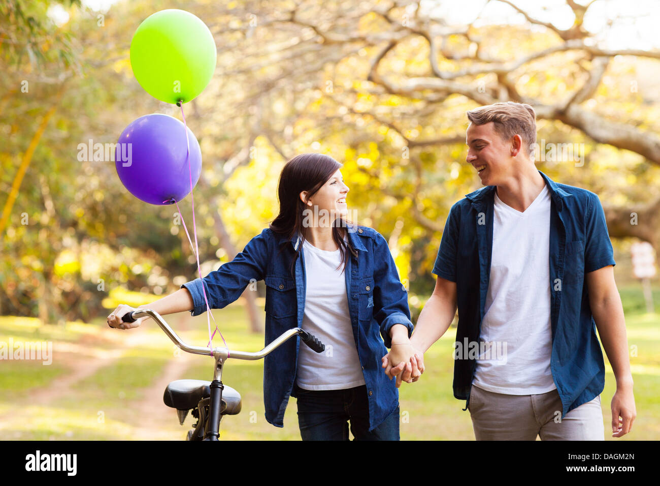 schöne Teenager-Paar im Park, die Hand in Hand gehen Stockfoto