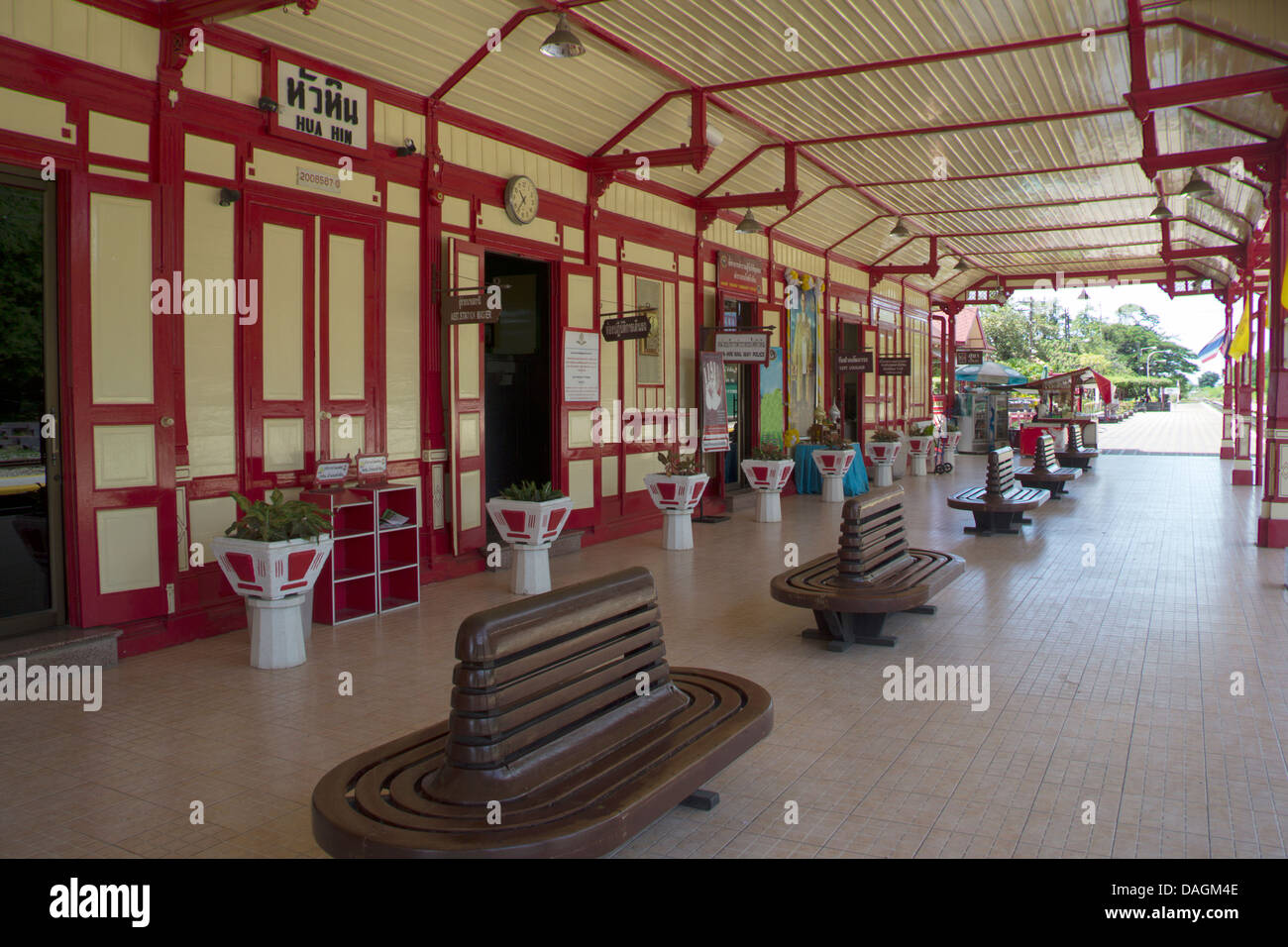Wichtigste Plattform am Bahnhof Hua Hin in Prachuap Khiri Khan Provinz, Thailand Stockfoto