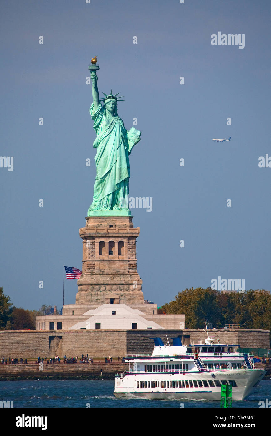 Freiheitsstatue mit Ausflugsschiff vor gesehen von der Staten Island Ferry, USA, New York (Bundesstaat), Staten Island, New York City Stockfoto