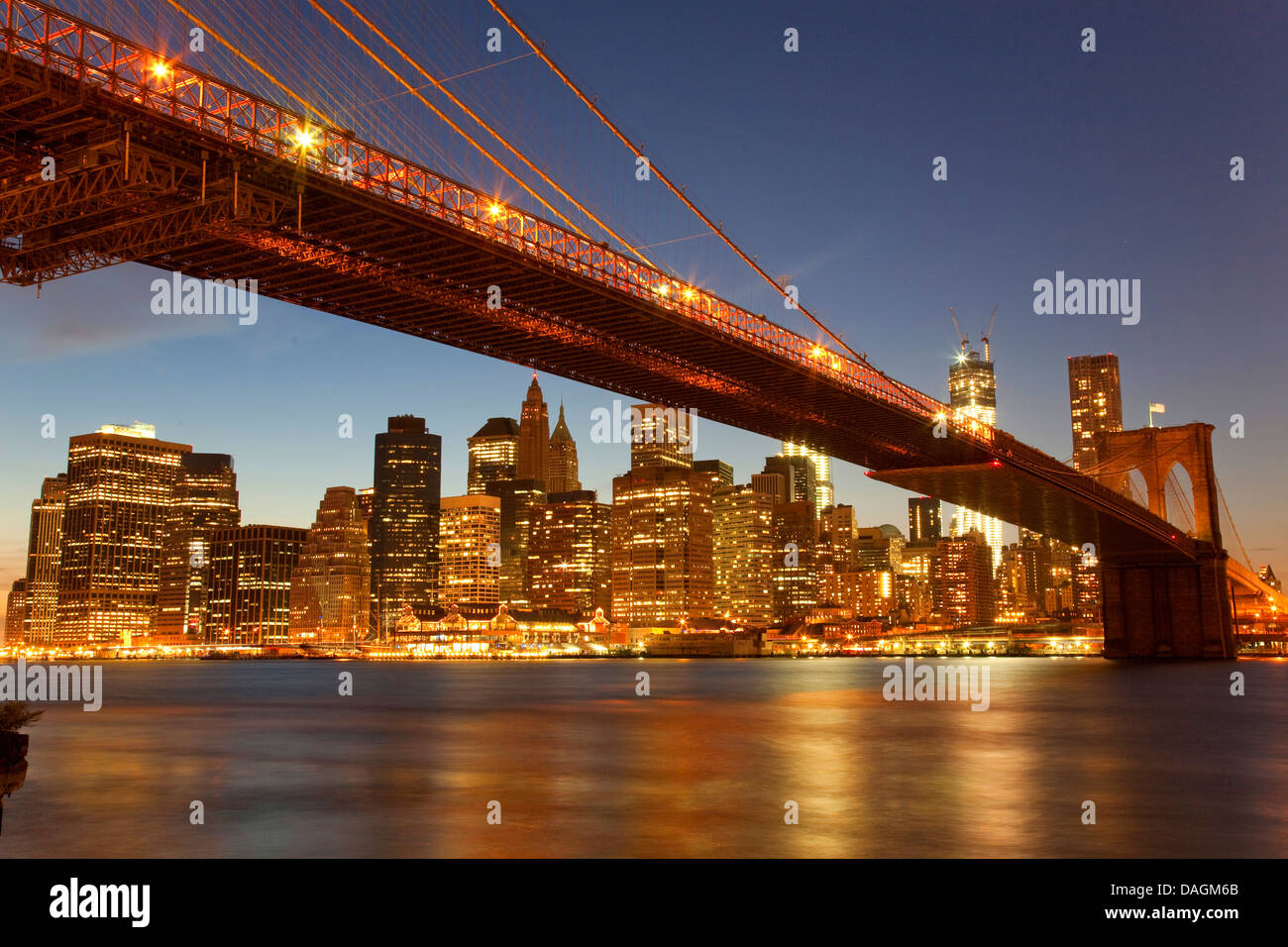 Brooklyn Bridge bei Nacht mit beleuchtete Skyline von New York in den Hintergrund, USA, New York (Bundesstaat), Brooklyn, New York City Stockfoto
