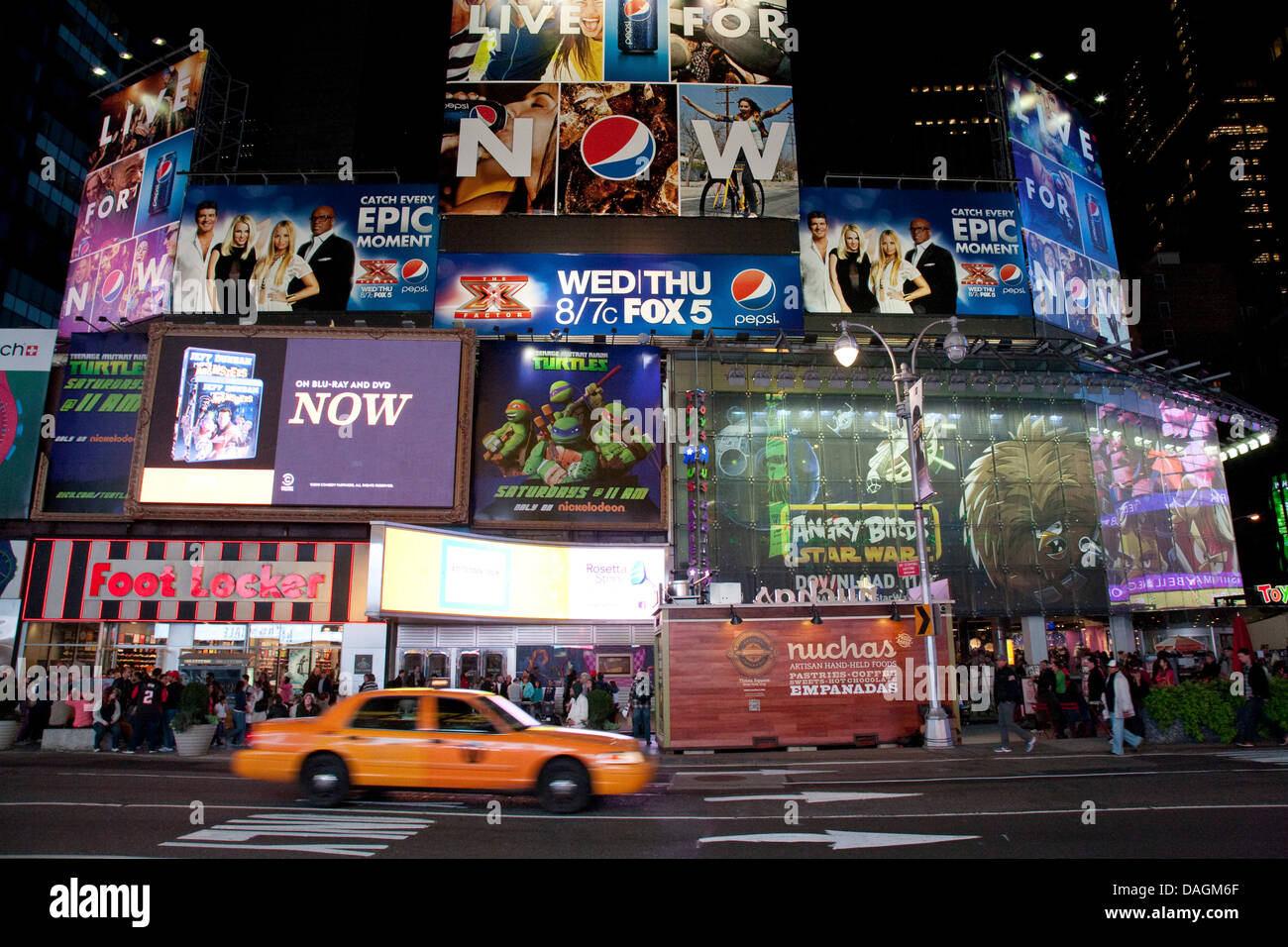 bunt leuchtende Werbung am Times Square, USA, New York (Bundesstaat