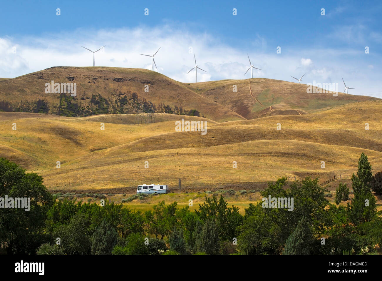 Wohnmobil fahren entlang einer Autobahn Unterquerung Windkraftanlagen an Hang Stockfoto