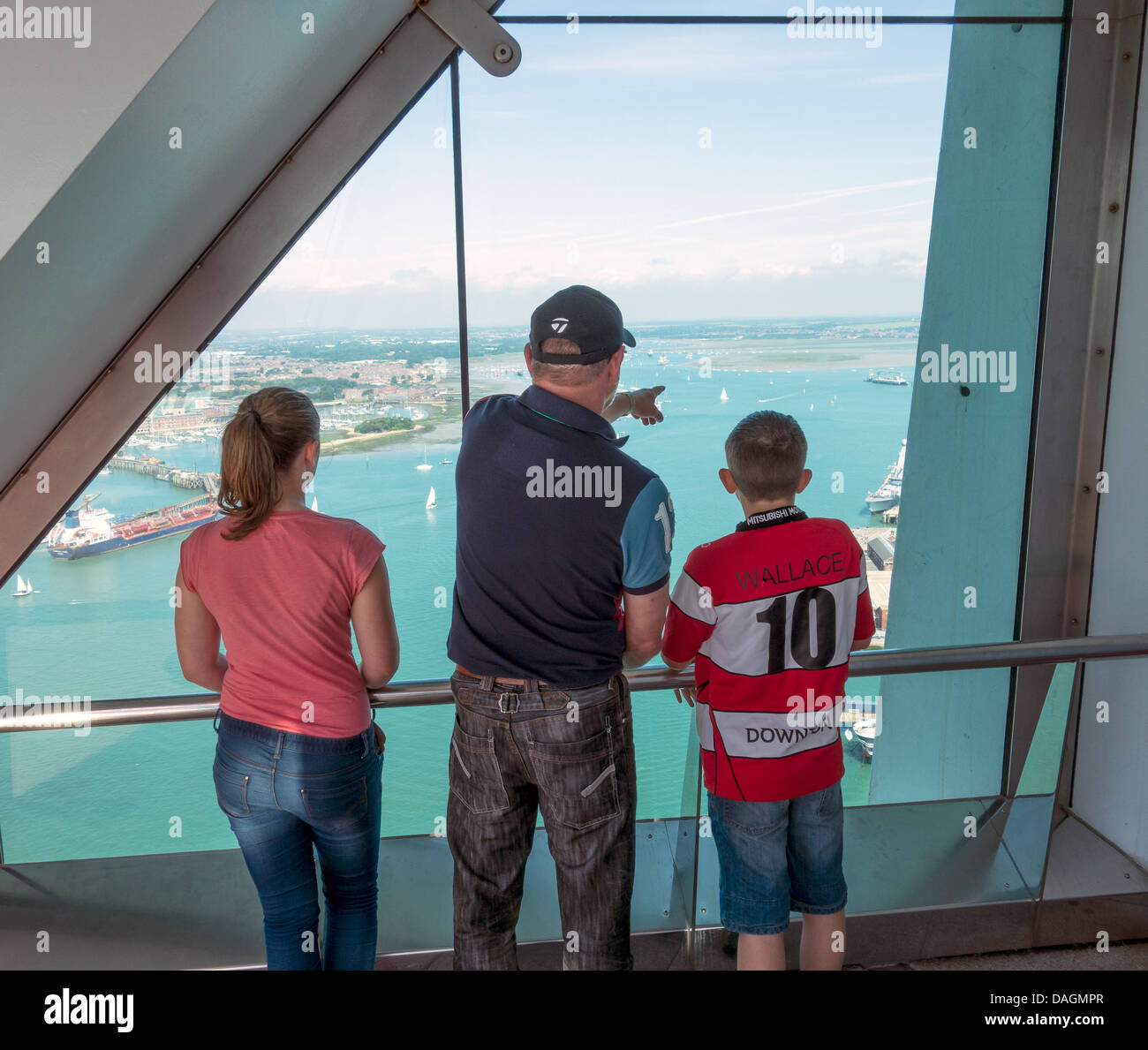 Familiengruppe der Spinnaker Tower Beobachtung Zimmer Portsmouth Stockfoto