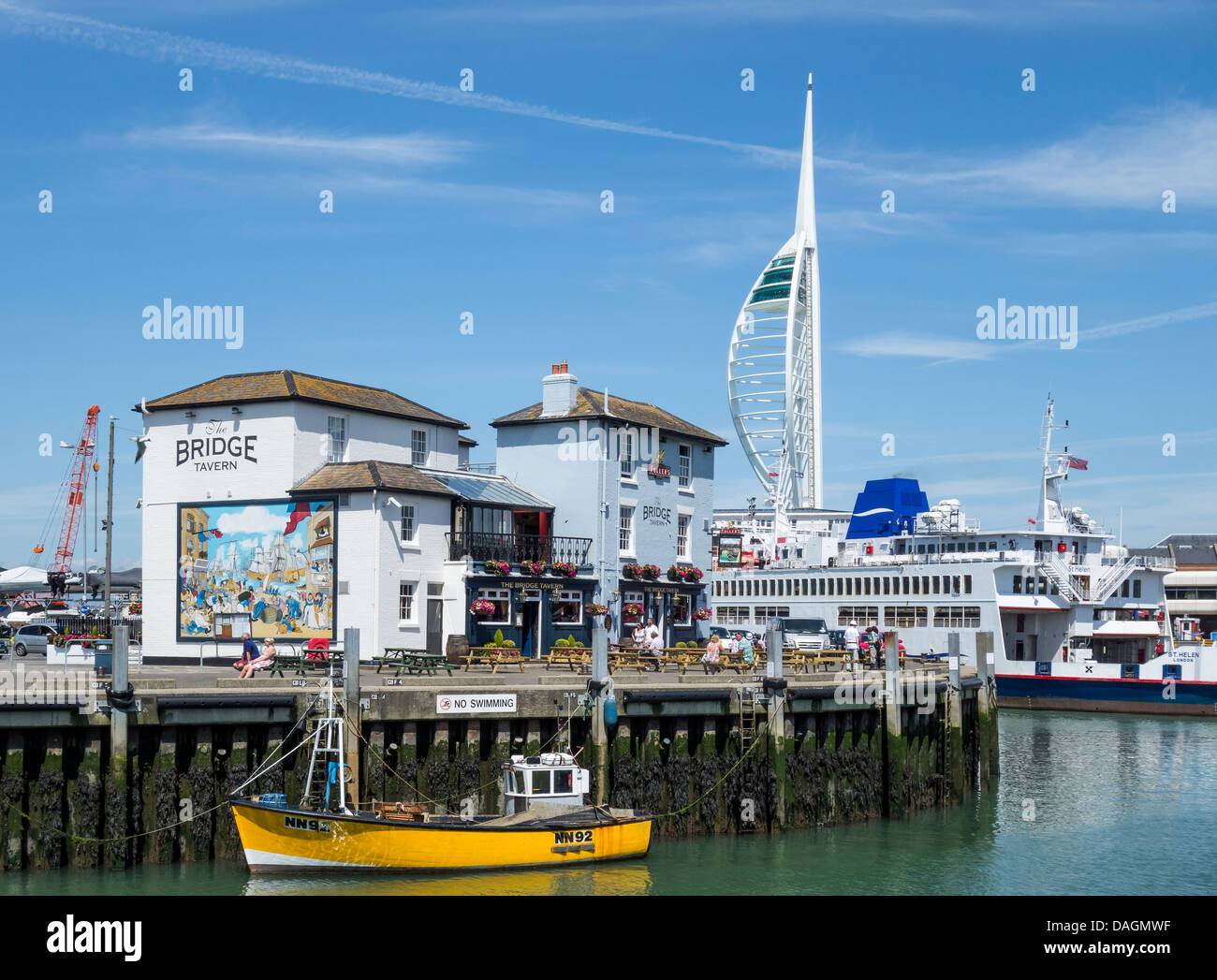 Die Bridge Tavern Wightlink Fähre Fähren Portsmouth Harbour Spinnaker Tower Stockfoto