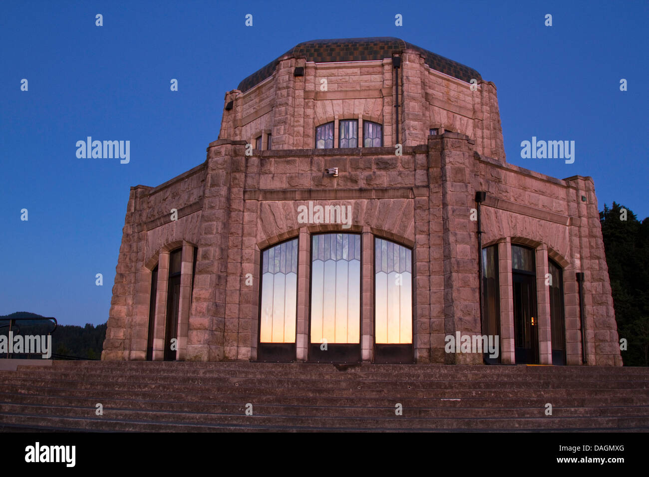 Vista-Traditionshaus in der Columbia River Gorge National Scenic Area in der Dämmerung Stockfoto