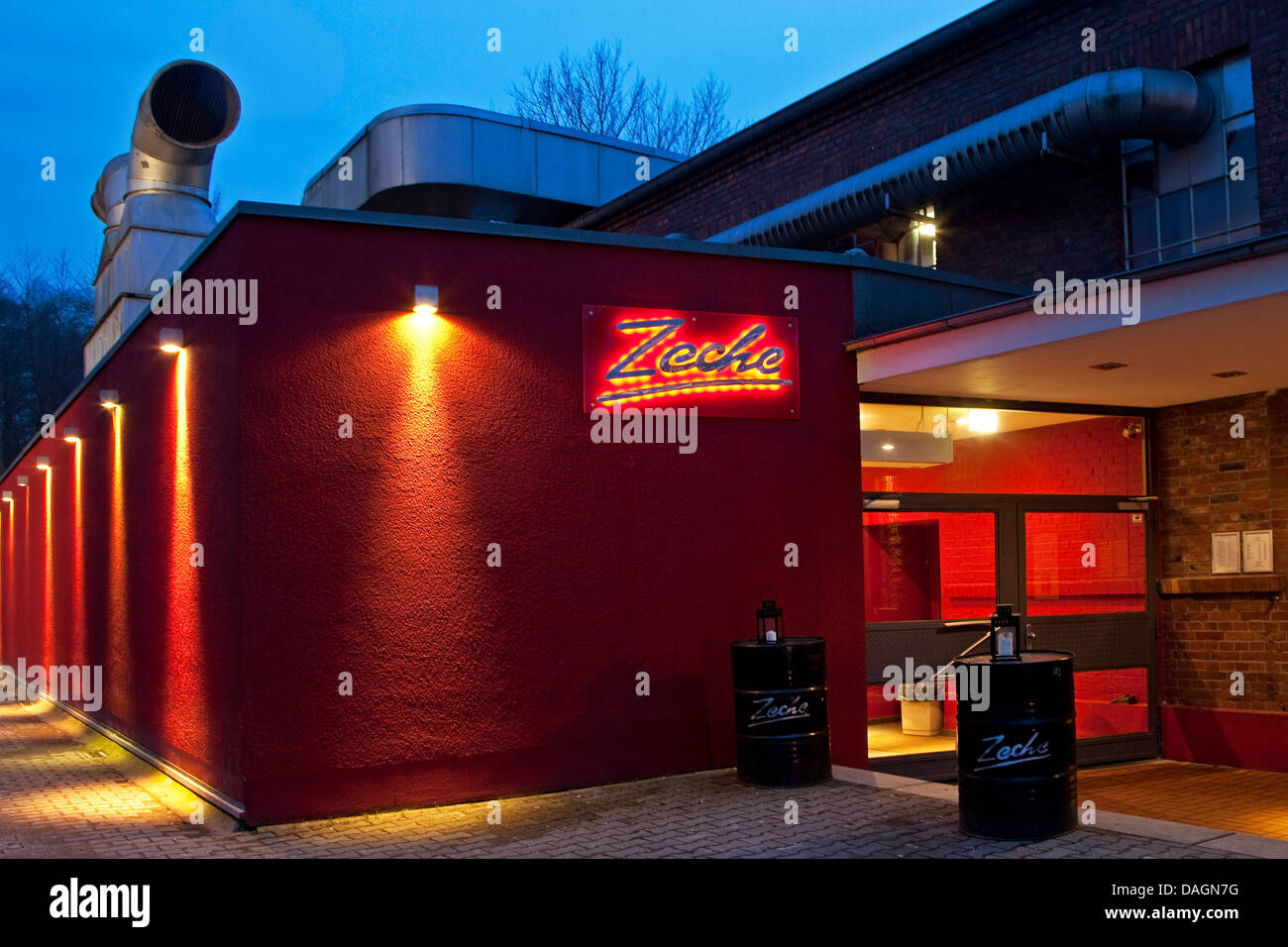 beleuchteten Eingang Kulturzentrum und ehemalige Zeche Prinz Regent im Abendlicht, Bochum, Ruhrgebiet, Nordrhein-Westfalen, Deutschland Stockfoto beleuchteten Eingang Kulturzentrum und ehemalige Zeche Prinz Regent im Abendlicht, Bochum, Ruhrgebiet, Nordrhein-Westfalen, Deutschland Stockfoto