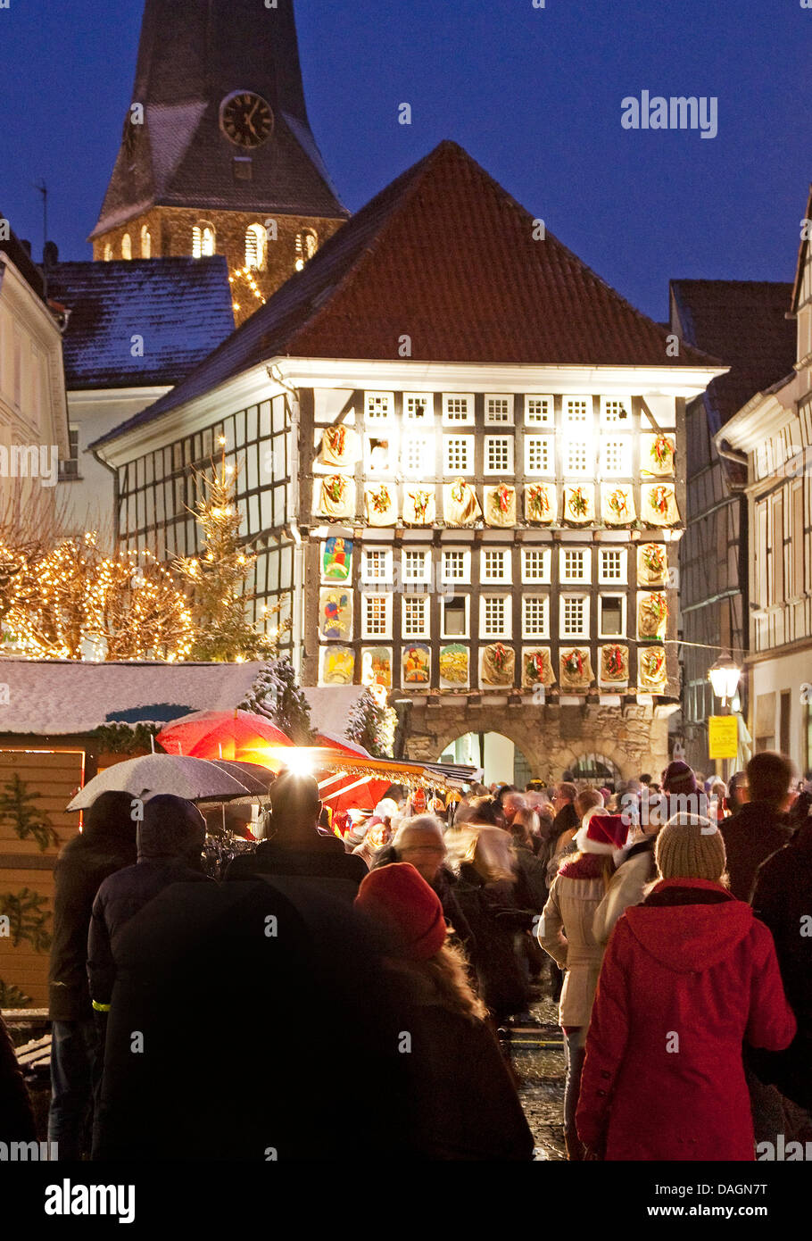 Menschen auf dem Weihnachtsmarkt in der Nähe des alte Rathaus in der alten Stadt Hattingen, Hattingen, Ruhrgebiet, Nordrhein-Westfalen, Deutschland Stockfoto