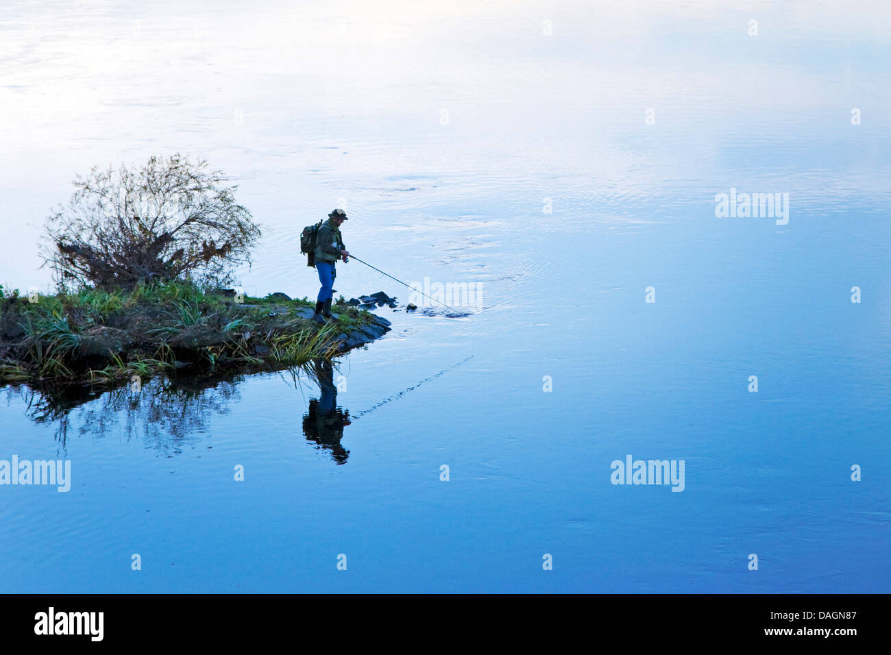 Angler stehen auf Ruhr-Talsperre am Abend Licht, Hattingen, Ruhrgebiet, Nordrhein-Westfalen, Deutschland Stockfoto