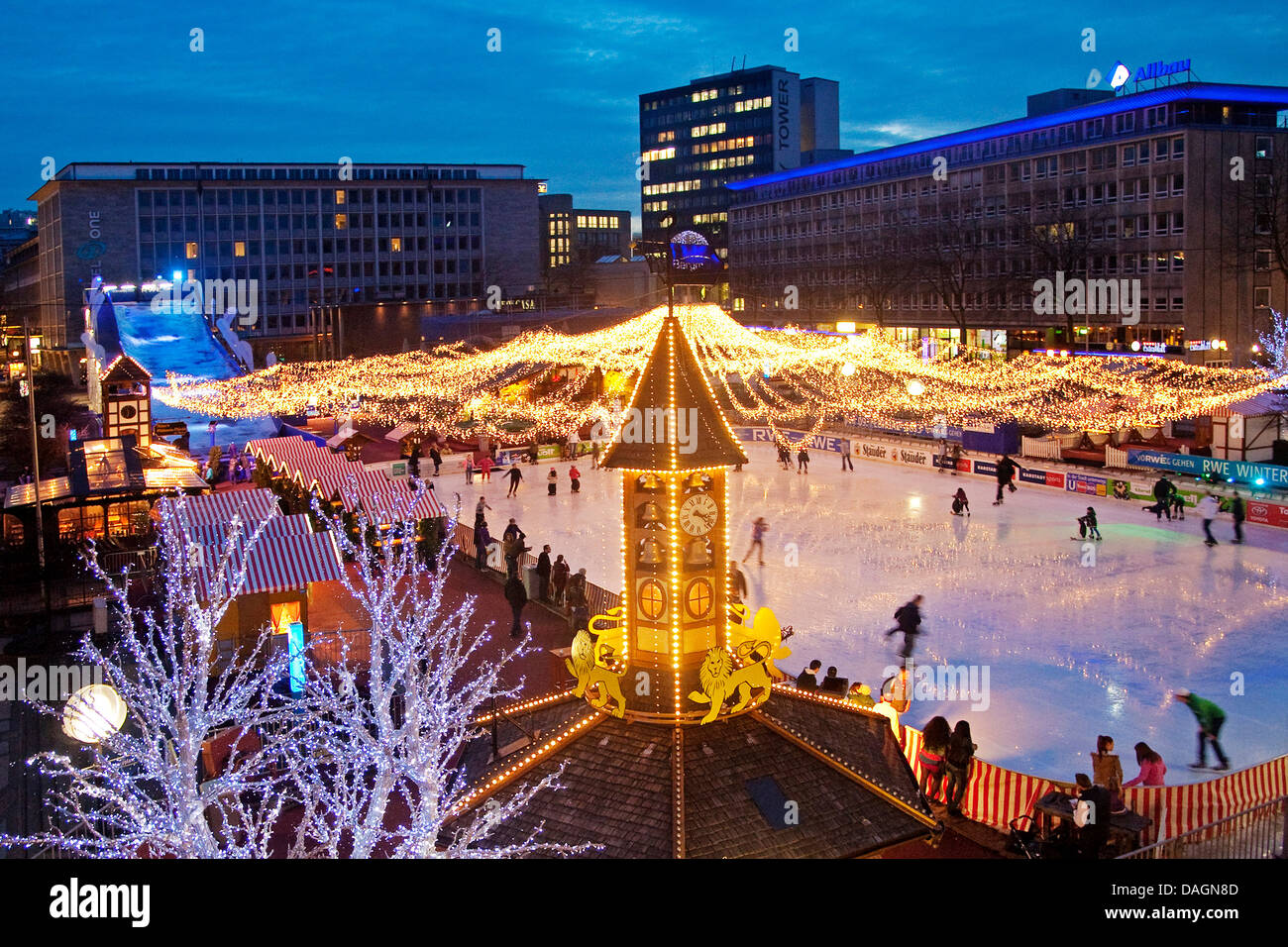 Essen auf Eis-Event auf dem beleuchteten Kennedy-Platz im Zentrum Stadt am Abend, Essen, Ruhrgebiet, Nordrhein-Westfalen, Deutschland Stockfoto