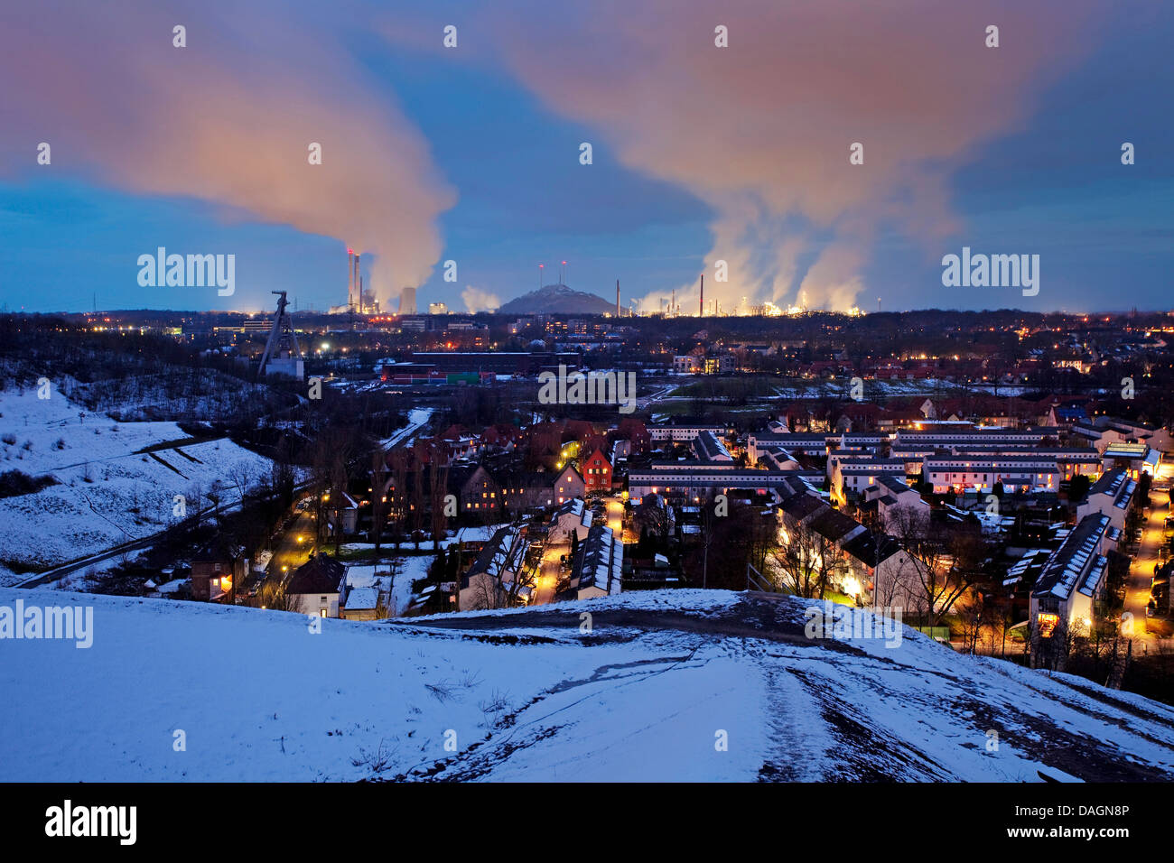 Blick vom Rungenberg Talon zum Kraftwerk Scholven im Abendlicht im Winter, Gelsenkirchen, Ruhrgebiet, Nordrhein-Westfalen, Deutschland Stockfoto