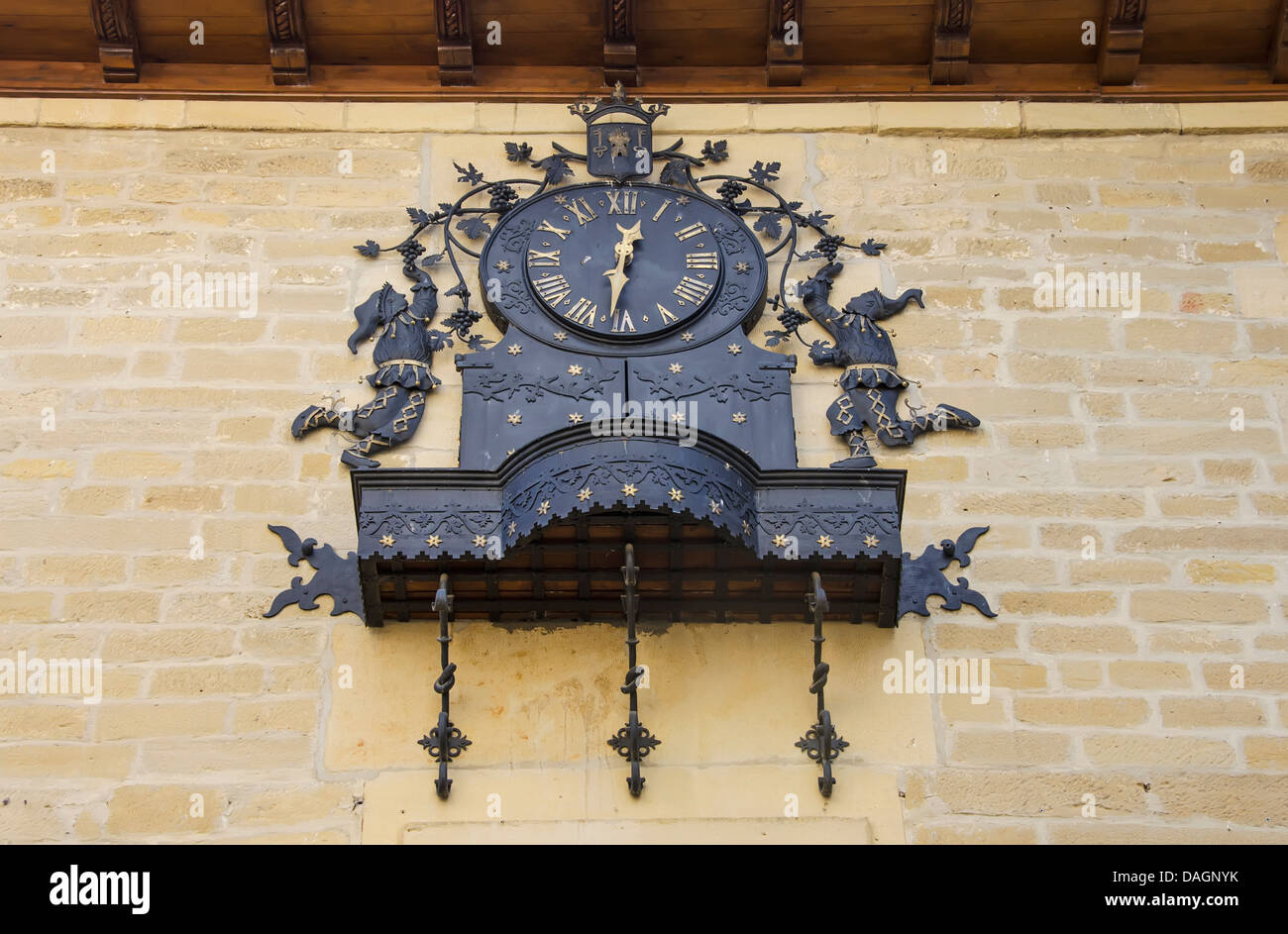 Uhr schlägt im Rathaus in Laguardia in Alava Stockfoto