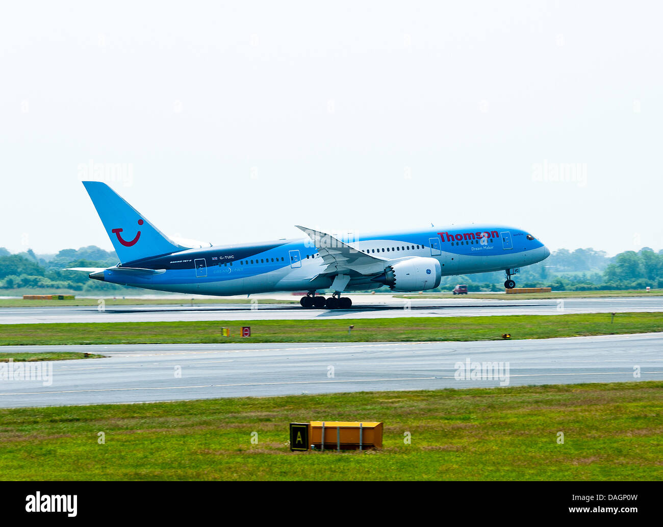 Thomson Airways Boeing 787 Dreamliner Flugzeug G-TUIC dem Start am Flughafen Manchester England Vereinigtes Königreich UK Stockfoto