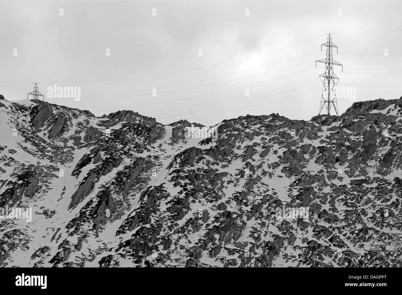 Strommasten auf Felsgrat, Schweiz, Wallis, Goms Stockfoto