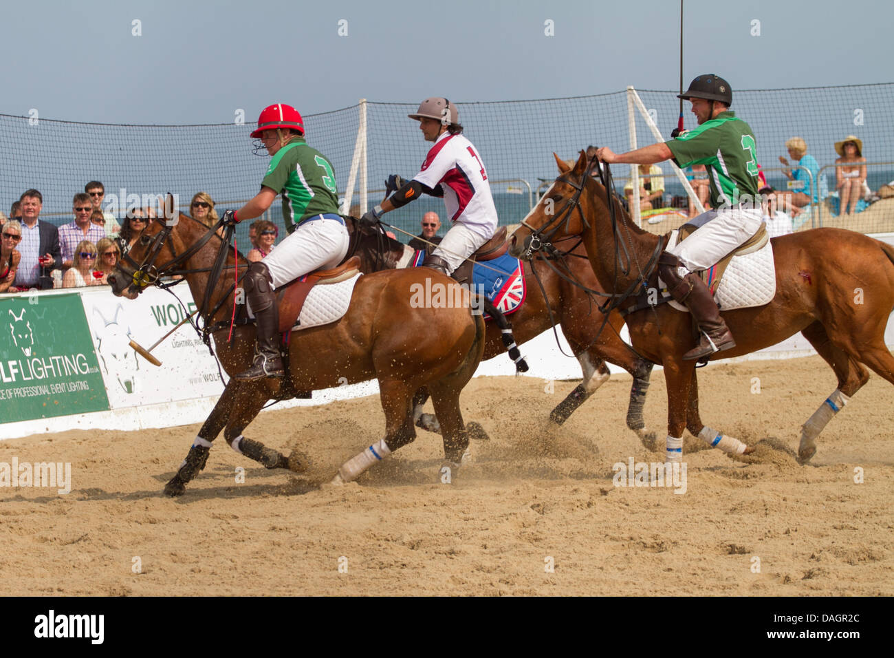 Sandbänke, Poole, Dorset, Großbritannien 12. Juli 2013: britische und irische Polo Team tritt bei Asahi Beach Polo Championship 2013 an einem sehr heißen und sonnigen Tag. Stockfoto