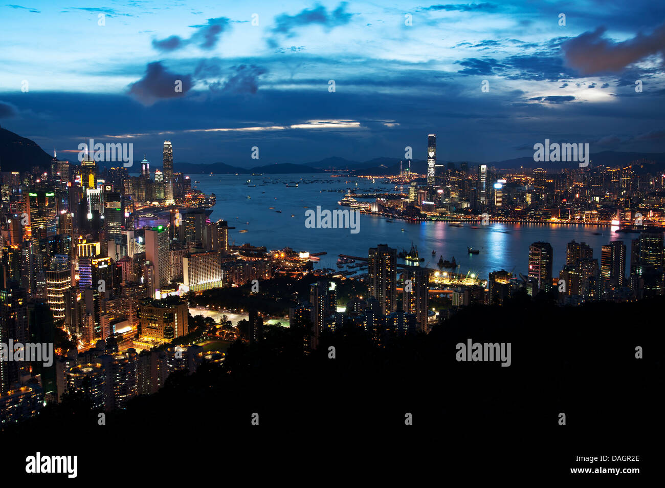 Hong Kong Stadtbild und Victoria Hafen bei Nacht Stockfoto