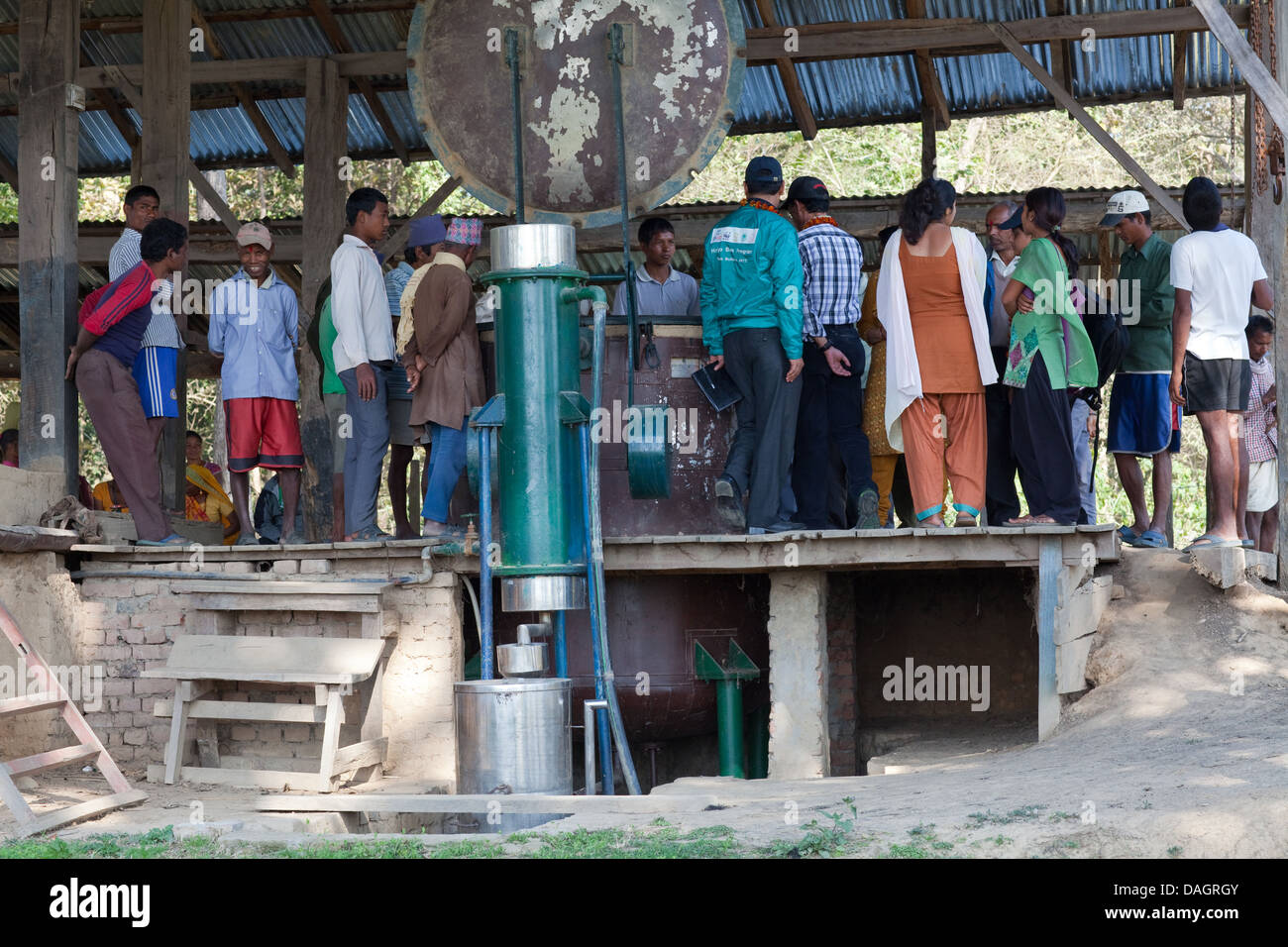 Kamille-Produktion. Fabrik von Bardia Menschen laufen. Alternative zur Subsistenz-Landwirtschaft. Pufferzone um Nationalpark, Nepal Stockfoto