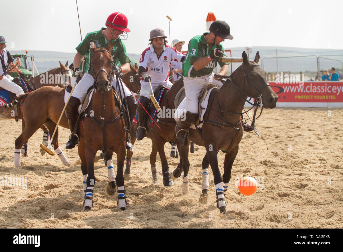 Sandbänke, Poole, Dorset, Großbritannien 12. Juli 2013: England und Irland Polo Team tritt bei Asahi Beach Polo Championship 2013 an einem sehr heißen und sonnigen Tag. Stockfoto