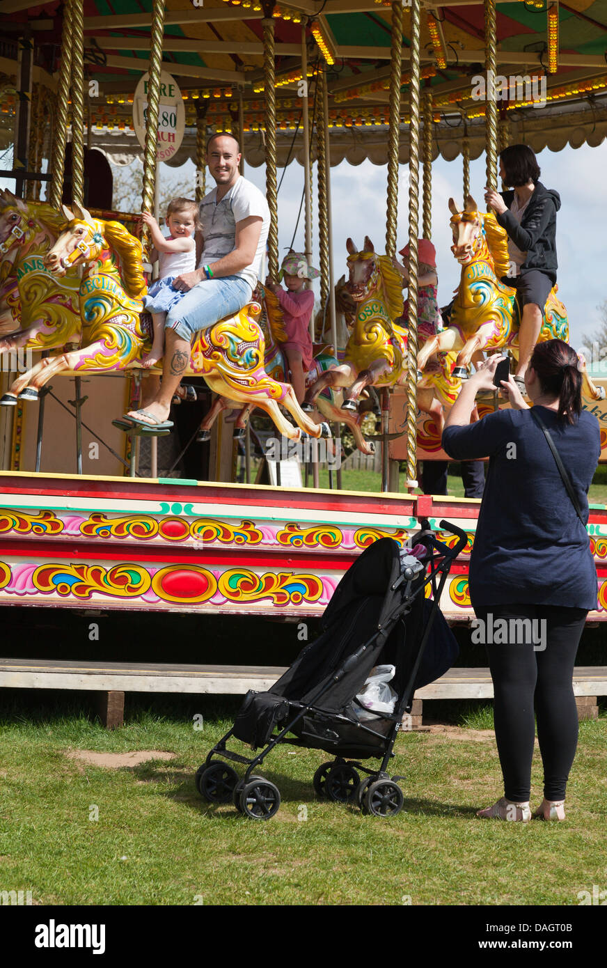 Fangen Sie die Familie an einem Karussell in Millets Farm, Oxford Stockfoto