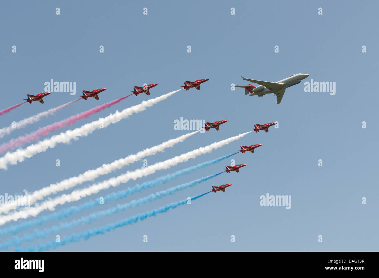 Die britische Royal Air Force rote Pfeile militärische Anzeige Kunstflugstaffel machen eine seltene Bildung Überflug mit einem Bombardier Sentinel Stockfoto