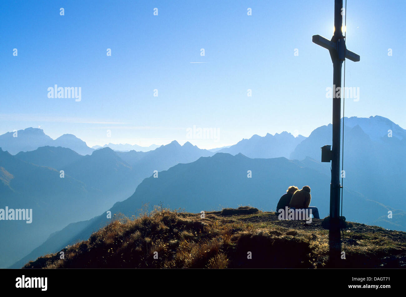 überqueren Sie am Gipfel des Monte Pore, Blick zum Monte Pelmon und Civetta-Gruppe, Italien, Südtirol, Dolomiten Stockfoto