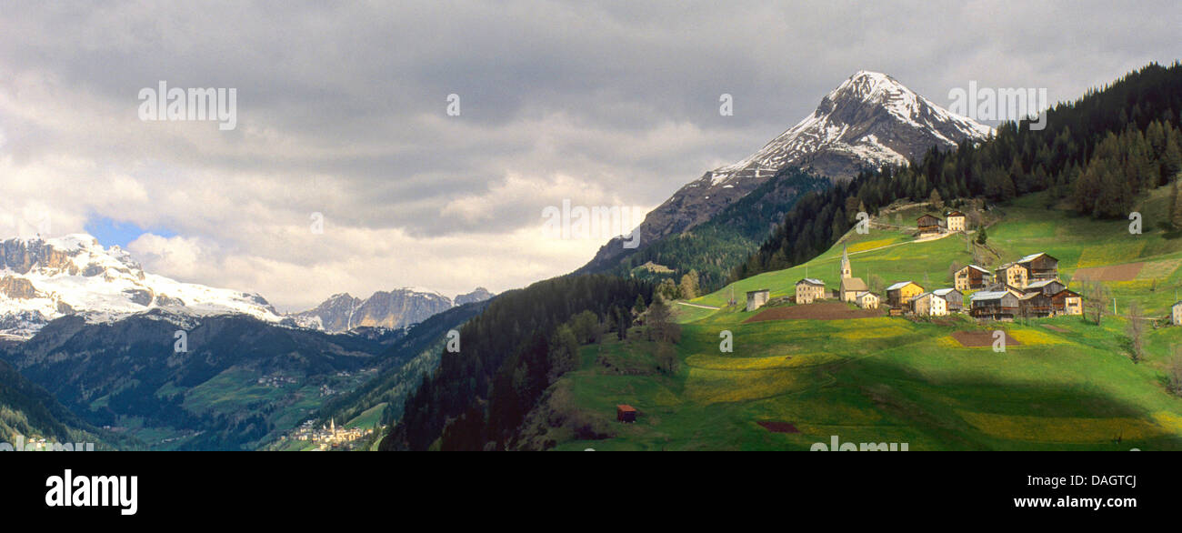 Blick zum Monte Pore und Mountain Village, Colle Santa Lucia, Dolomiten, Südtirol, Italien Stockfoto