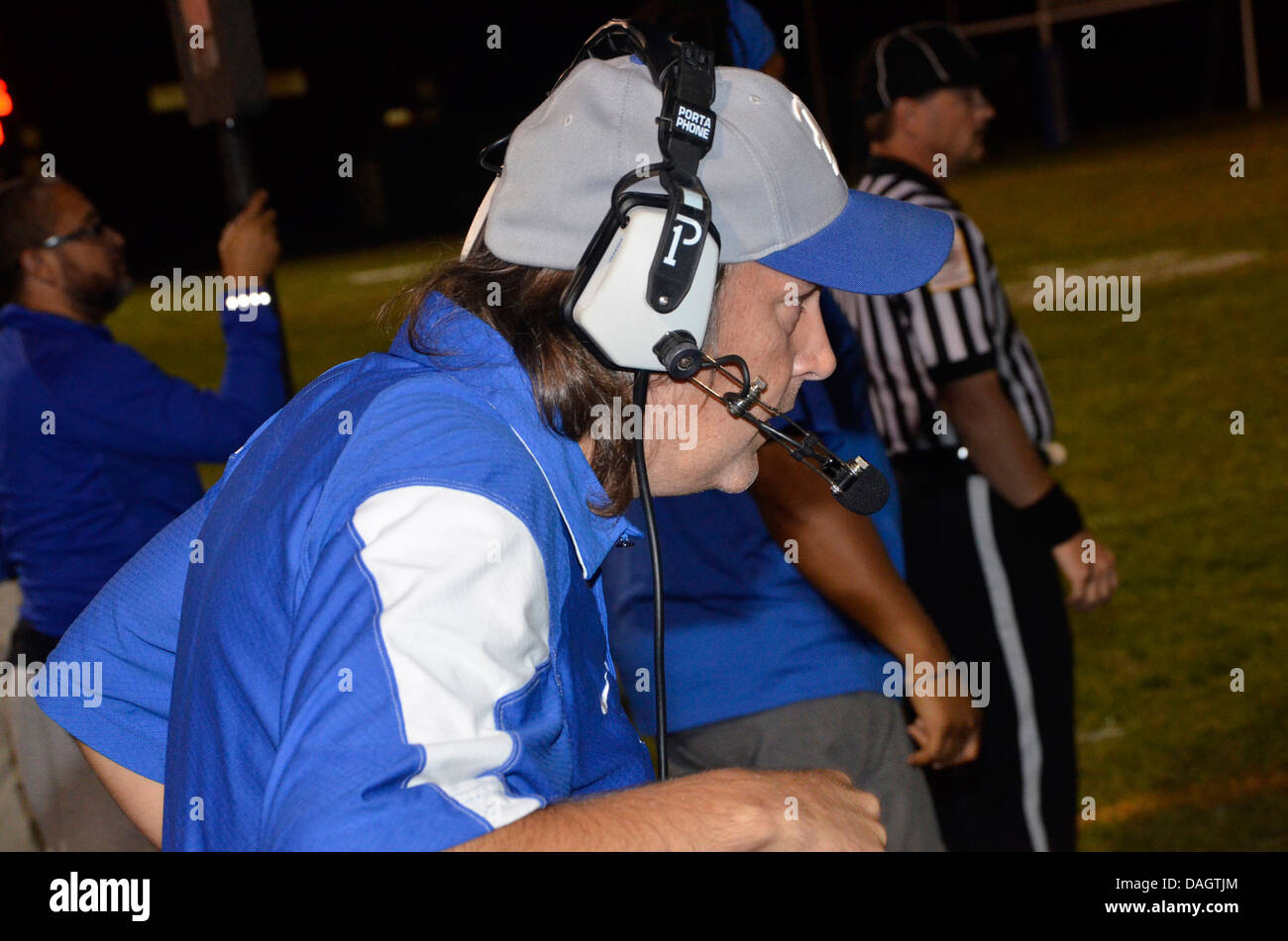 Highschool-Football-Trainer fordert im Spiel mit einem zwei-Wege-radio Stockfoto