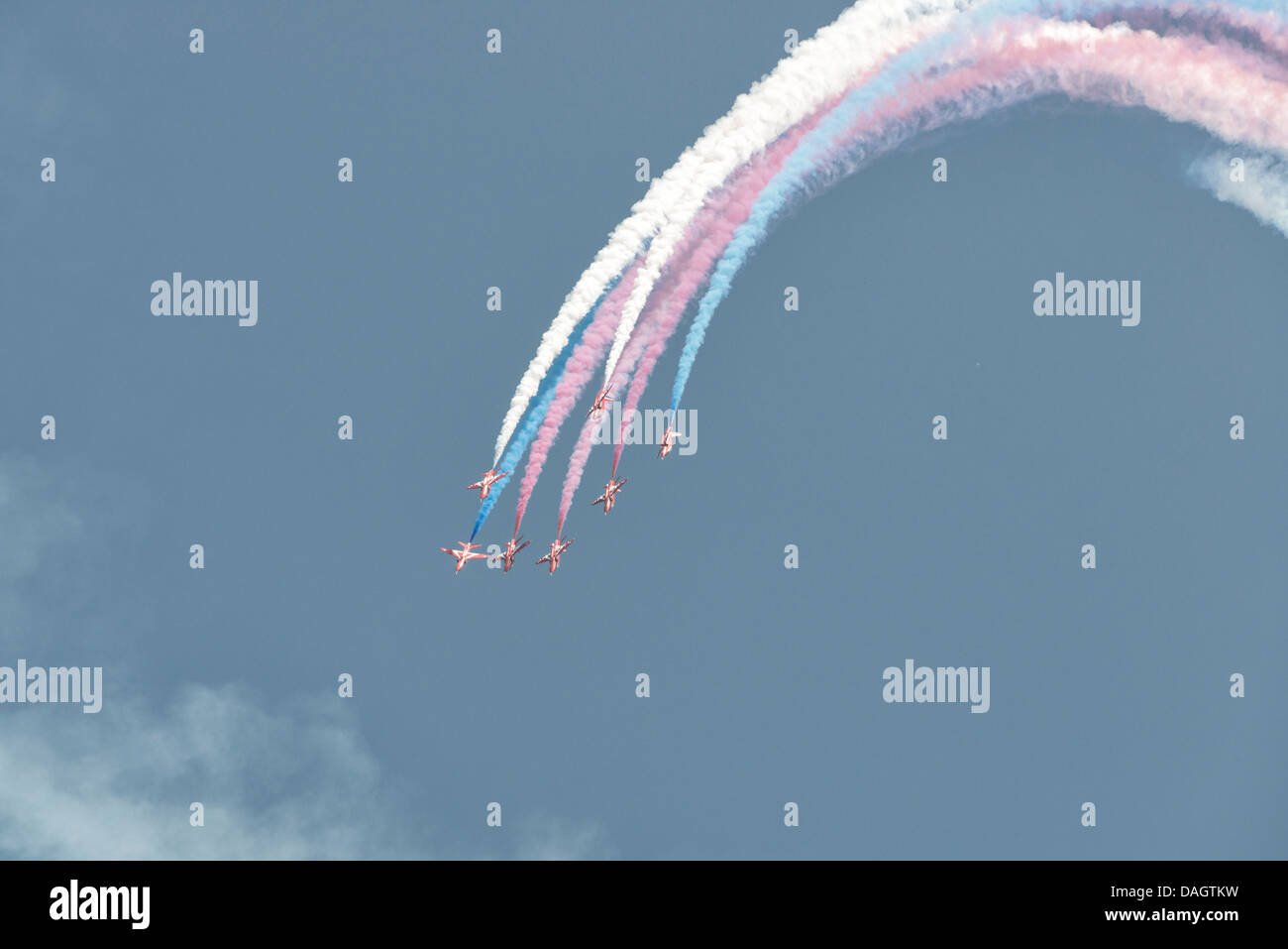 Die britische Royal Air Force rote Pfeile Anzeige Kunstflugstaffel in ihre Hawk Jet-Trainer beginnen eine vertikale brechen Bildung se Stockfoto