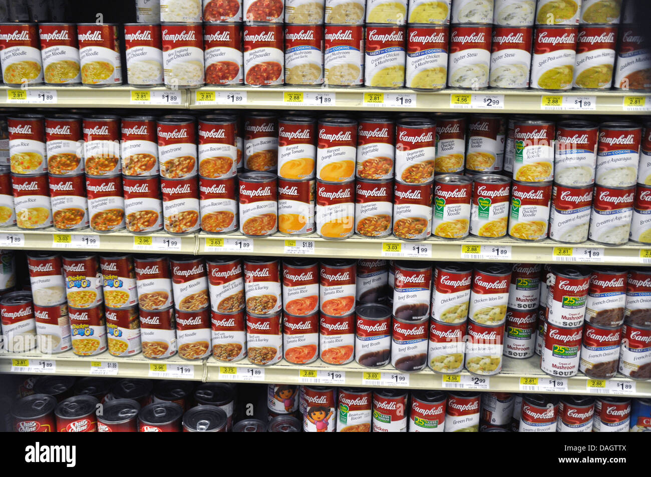 Regalen voller Suppendosen Cambell Angebote Stockfoto
