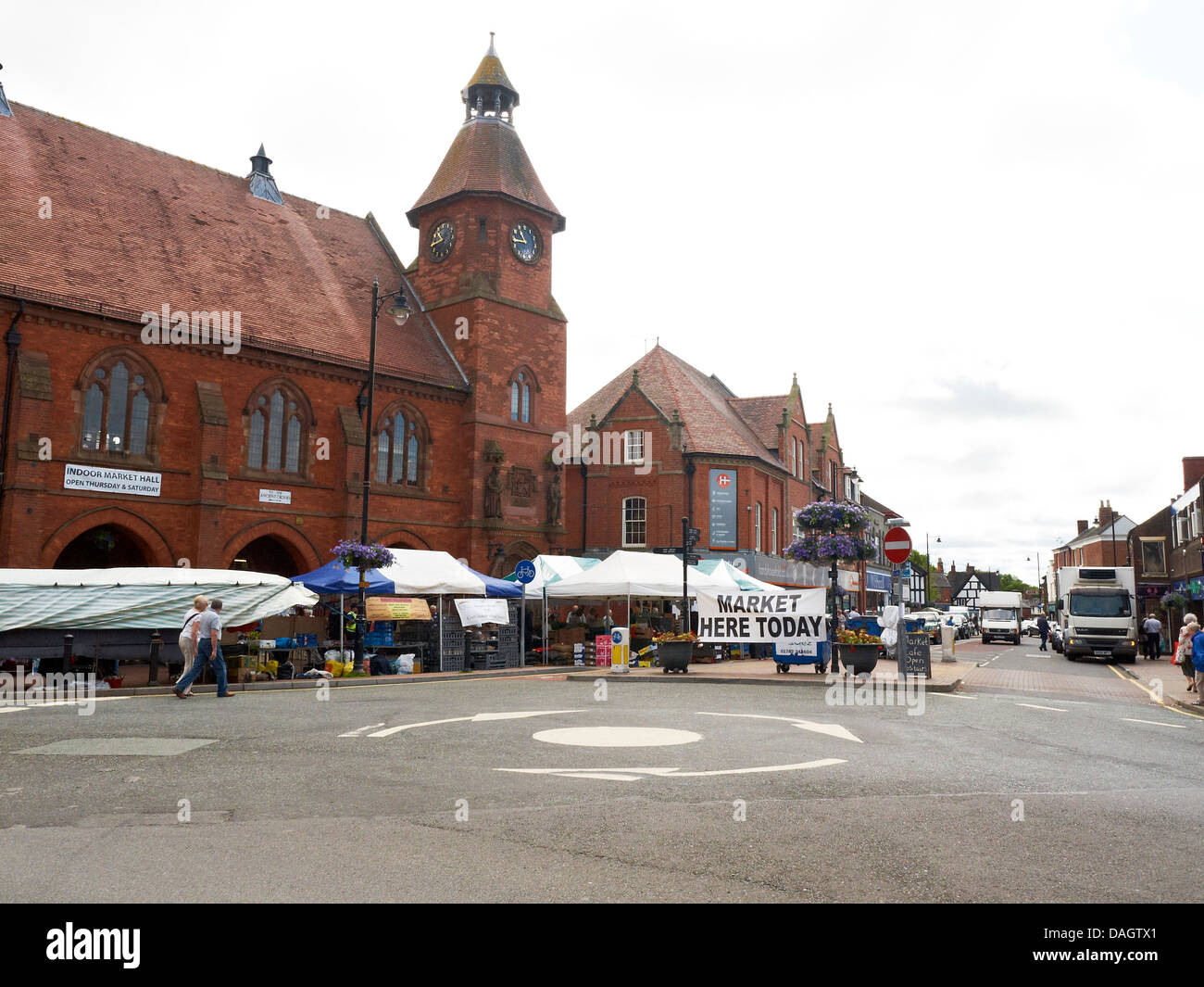 Banner mit der Aufschrift „Market here today“ im Stadtzentrum von Sandbach, Großbritannien Stockfoto