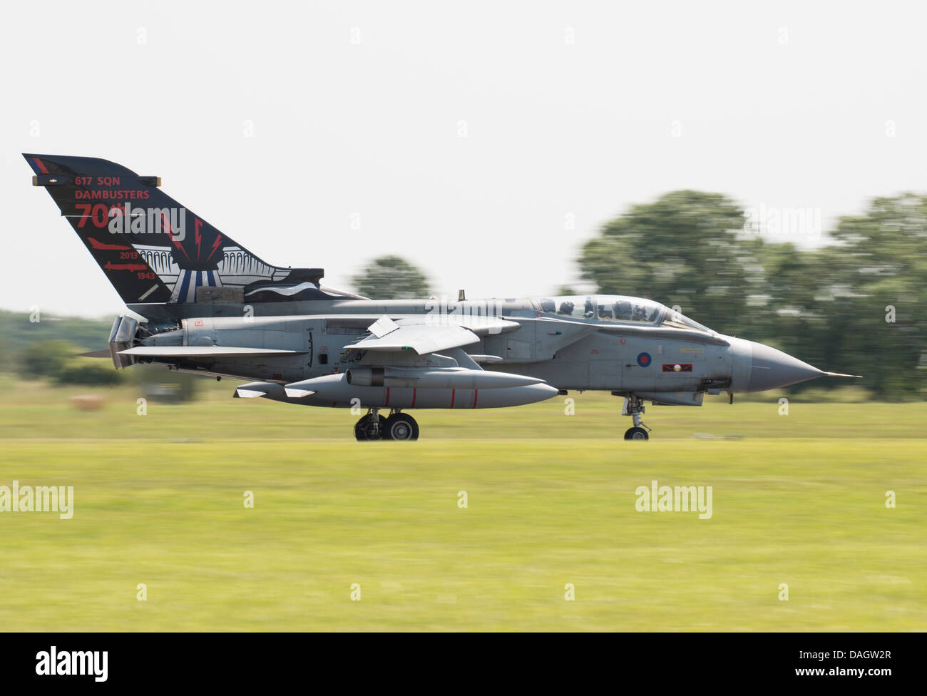 Mit Luft backt und Vertrauen Polwender bereitgestellt verlangsamt Panavia Tornado GR4 ZA492 der RAF 617 Geschwader nach der Landung am RAF Waddington Stockfoto
