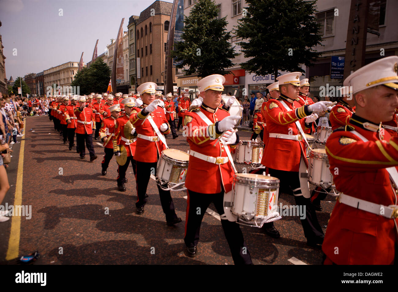 12. Juli 2013 Belfast, UK. Protestantische Blaskapelle in Donegall Avenue Stockfoto